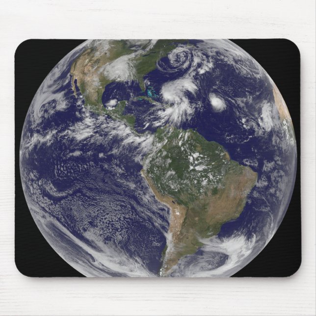 Blick auf die ganze Erde und vier Sturmsysteme Mousepad (Vorne)