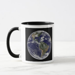 Blick auf die ganze Erde und vier Sturmsysteme Tasse