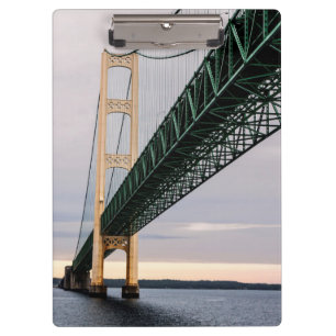 Blick auf die Mackinac-Brücke vom Lake Michigan 2 Klemmbrett