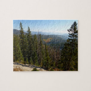 Blick auf die Rocky Mountains im frühen Herbst