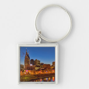 Blick auf die Skyline der Stadt bei Dämmerung Schlüsselanhänger
