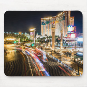 Blick auf die Straße Las Vegas Nevada im Abend Mousepad