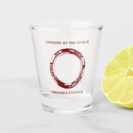 Blick auf die Welt durch ein Porthole-Glas Schnapsglas
