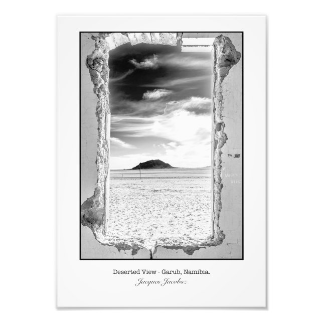 Blick auf die Wüste durch ein gerissenes Fenster Fotodruck (Vorne)