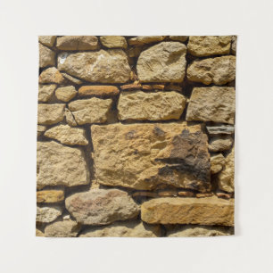 Blick auf eine alte Wand mit gelbem Stein, Abstrac Wandteppich