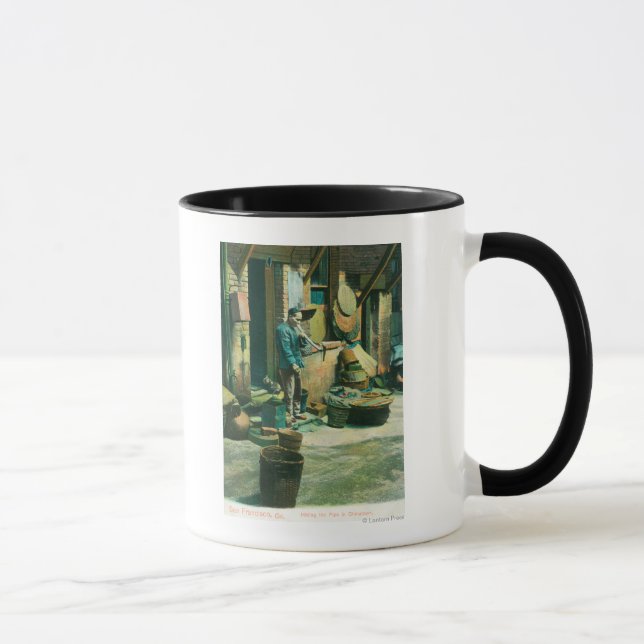 Blick auf einen Mann, der aus seinem Rohr raucht Tasse (Rechts)
