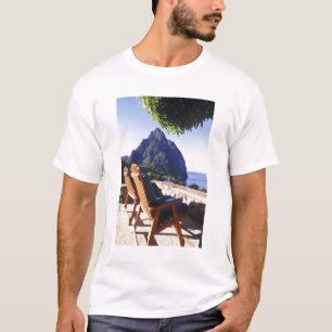 Blick auf Gros Piton vom Stonefield Estate Villa T-Shirt