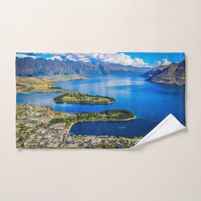 Blick auf Queenstown vom Gipfel von Bob, Neuseelan Badhandtuch Set (Handtuch)