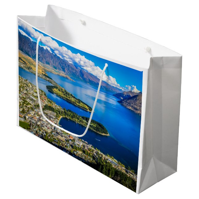 Blick auf Queenstown vom Gipfel von Bob, Neuseelan Große Geschenktüte (Vorderseite Schrägansicht)