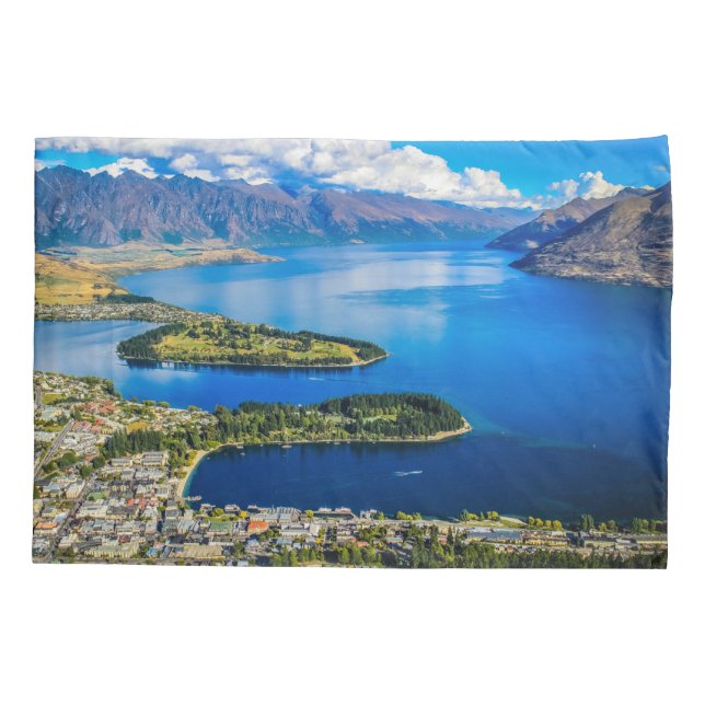 Blick auf Queenstown vom Gipfel von Bob, Neuseelan Kissenbezug (Rückseite)