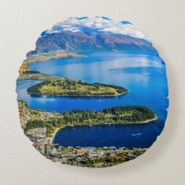 Blick auf Queenstown vom Gipfel von Bob, Neuseelan Rundes Kissen