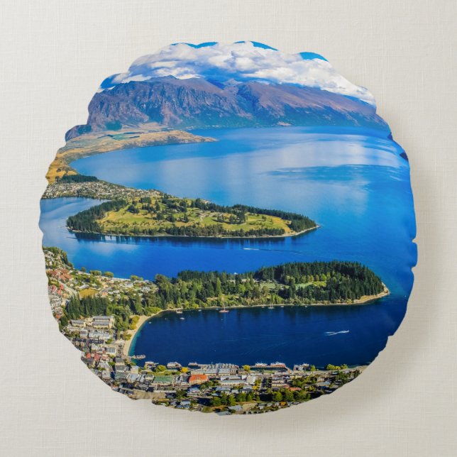 Blick auf Queenstown vom Gipfel von Bob, Neuseelan Rundes Kissen (Vorderseite)