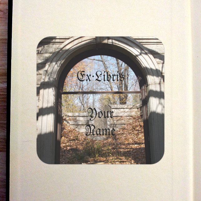Blick durch das Ruin-Buchzeichen Quadratischer Aufkleber (Looking Through the Ruin Bookplate in Old Book)