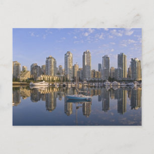 Blick über den False Creek auf die Skyline von 2 Postkarte