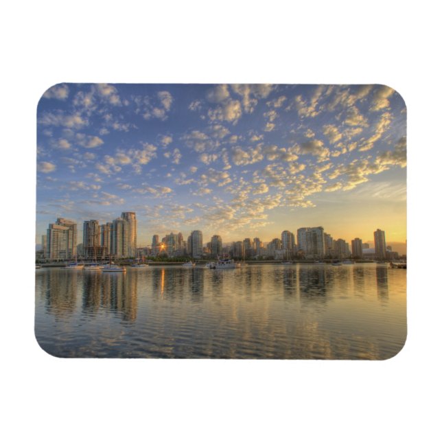 Blick über False Creek auf die Skyline von Magnet (Horizontal)