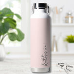 Blindfarben Einfaches Skript Ihr Name Trinkflasche<br><div class="desc">Einfach und doch atemberaubend. Personalisieren Sie diese Wasserflasche mit Ihrem Namen,  oder einem geliebten Namen. Eine schlichte,  elegante Schrift-Typografie mit einem gürtelnden Rand. Ändern Sie die Hintergrund- und Schriftart-Farben zu allem,  was Sie gewollt. Blush Pink Trendly Einfach Ihr Name Minimalistische Wasserflasche</div>