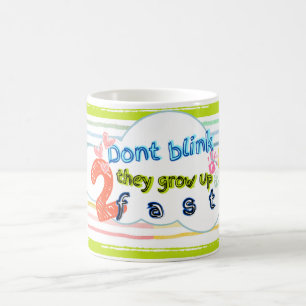 Blinzeln Sie nicht, dass sie zwei schnell thematis Kaffeetasse