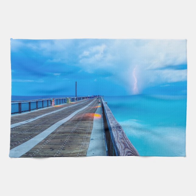 Blitze am Navarre Beach Pier Geschirrtuch (Horizontal)
