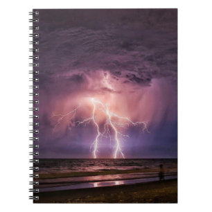 Blitze am Strand auf dem Notebook Notizblock