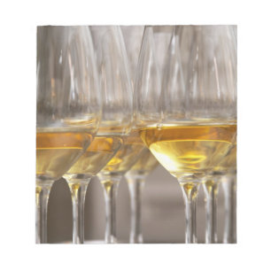 Bloc-note deux rangées de verres à dégustation de vin avec l