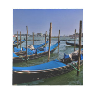 Bloc-note Grand Canal avec des bateaux gondalo alignés