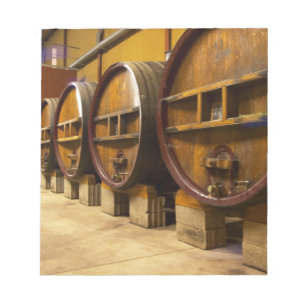 Bloc-note La cave vinicole avec de grands vieux fûts en bois