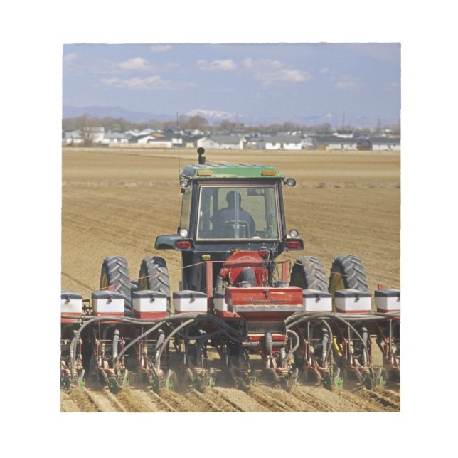 Bloc-note Tracteur tirant une semence de maïs. (Devant)