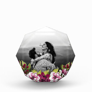 Bloc Photo Élégant Bienheureux Newlyweds Berry Floral Mariage