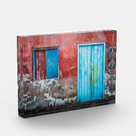 Bloc Photo Mur, porte et fenêtre rouge, bleu et gris