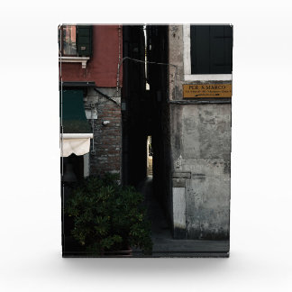 Bloc Photo Narrow venetian alleyway (film, 2024)