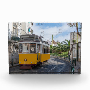 Bloc Photo Tramway jaune rétro dans la rue à Lisbonne, Portug