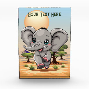 Bloc Photo Un bébé éléphant qui sonne heureux dans la savane 