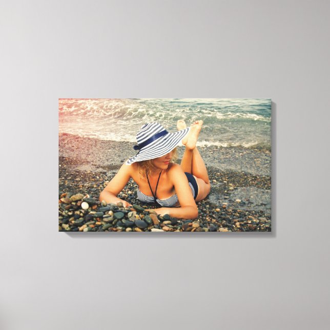 Blond Frau am Strand Leinwanddruck (Vorderseite)