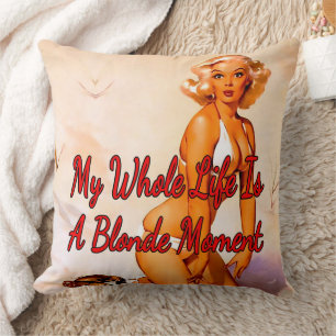 Blonde am Strand von Gil Elvgren aus den 50er Jahr Kissen