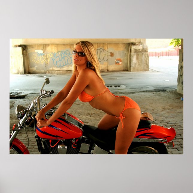 Blonde Biker Babe in einem Bikini Poster (Vorne)
