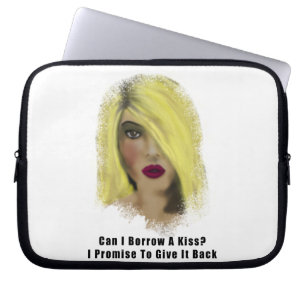 Blonde Bombshell Frau leiht sich einen Kuss Laptopschutzhülle
