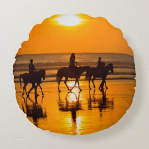 Blonde & Broke - Pferde Strand Sonnenuntergang Kis Rundes Kissen
