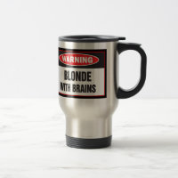 Blonde d'avertissement avec la tasse de voyage de