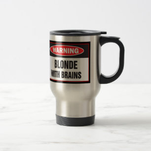 Blonde d'avertissement avec la tasse de voyage de