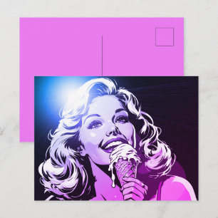 Blonde Frau genießt ihr Eis Postkarte
