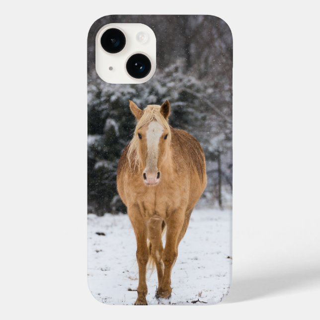 Blonde Pferdewanderung im Fall Snow iPhone Case-Mate iPhone 14 Hülle (Rückseite)