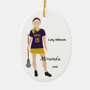 Blonde weibliche Lacrosse Player in Lila und gelbe Keramik Ornament