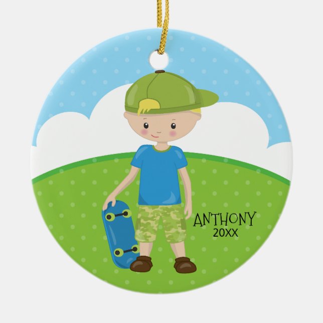 Blonder Skateboard-Jungen-personalisiertes Keramikornament (Vorne)