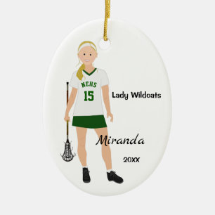 Blonder weiblicher Lacrosse-Spieler in Grünem und Keramik Ornament
