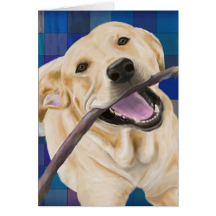 Blondes Labrador, das mit der Freude, einen Stock