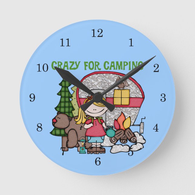 Blondes Mädchen verrückt für Camping Runde Wanduhr (Vorderseite)