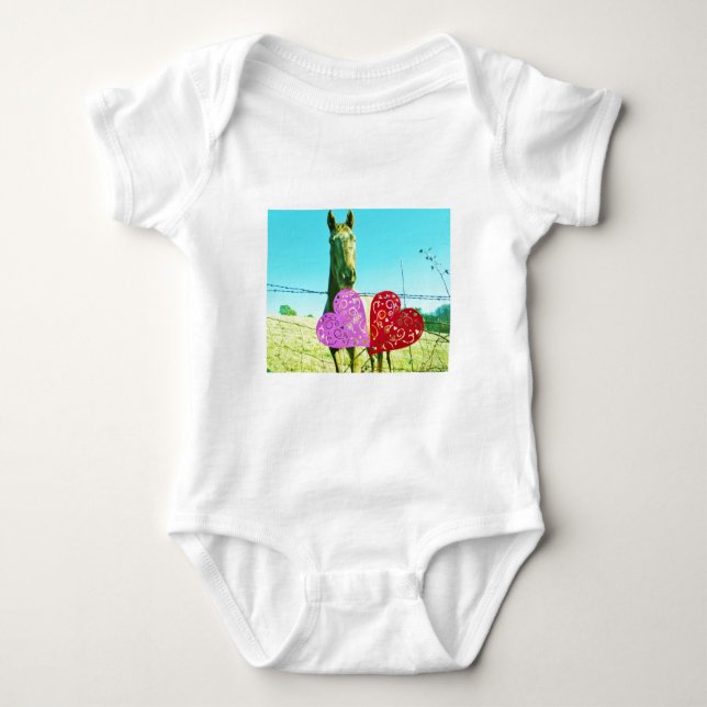 Blondes Pferd und rosa und rote Herzen Baby Strampler (Vorderseite)