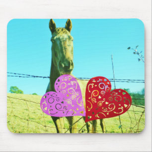 Blondes Pferd und rosa und rote Herzen Mousepad