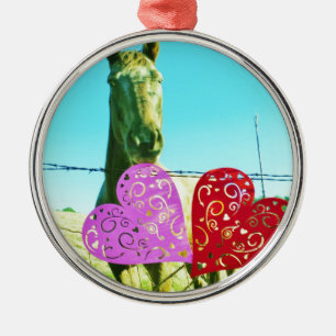 Blondes Pferd und rosa und rote Herzen Ornament Aus Metall