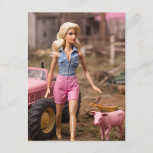 Blondoll auf einem popokalyptischen Bauernhof Postkarte